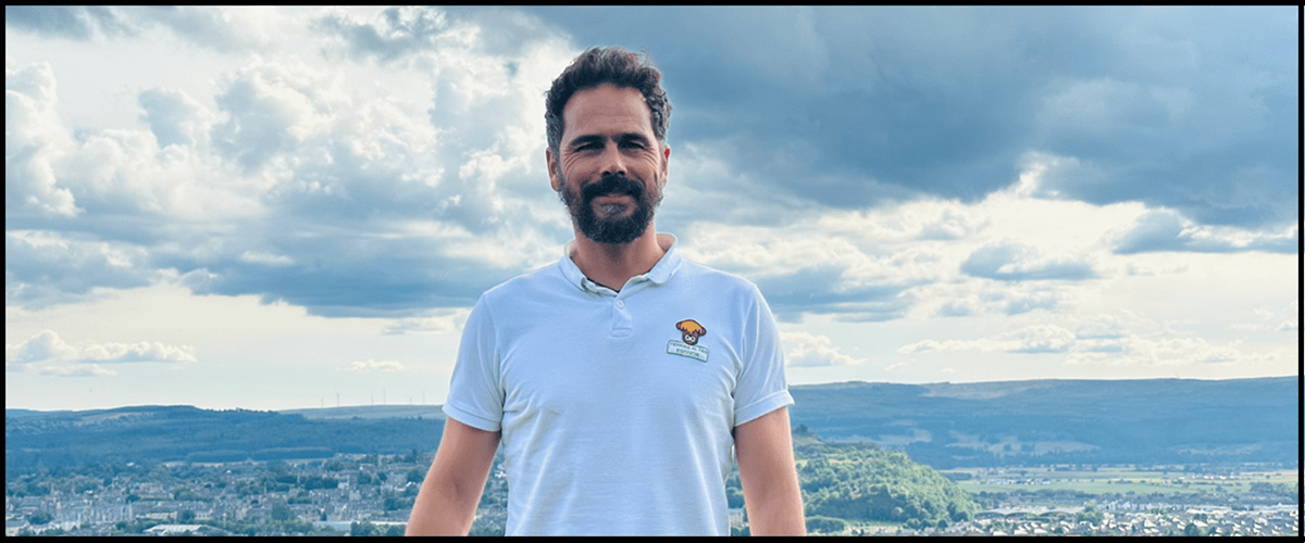 Guía en Stirling a man standing in front of a cloudy sky