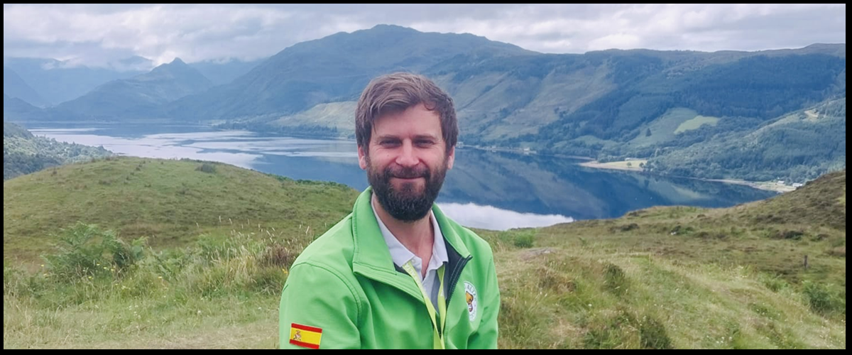 Jonny, guía de Tierras Altas Escocia a man standing in front of a mountain