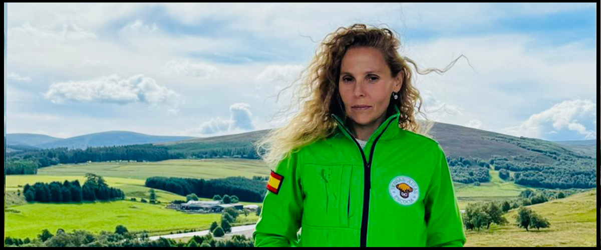 Lorena, guía de Tierras Altas Escocia a person standing in front of a mountain