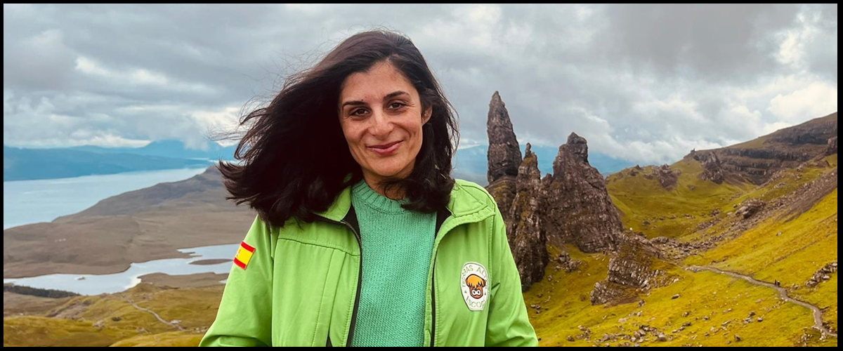 María, guía de Tierras Altas Escocia a person standing in front of a mountain
