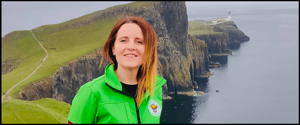 Guía de Tierras Altas Escocia a person standing in front of a body of water